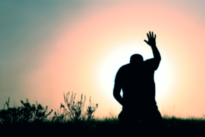 man-on-knees-praising-god-15086091